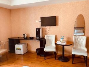 Horeka Hotel tesisinde bir televizyon ve/veya eğlence merkezi