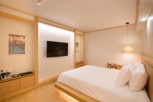 Postel nebo postele na pokoji v ubytování Tomonoya Ryokan Geoje