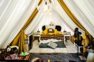 Una habitación con cama en una tienda en Glamping Tierra Dulce, en Supatá