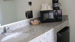 Dapur atau dapur kecil di Travelodge by Wyndham Winslow