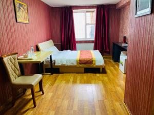 1 dormitorio con cama, mesa y escritorio en Horeka Hotel en Ulán Bator