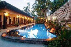 ein Swimmingpool mitten in einem Haus in der Unterkunft Sama Sama Bungalows in Gili Trawangan