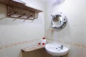 ein Badezimmer mit Waschbecken und Spiegel in der Unterkunft Sama Sama Bungalows in Gili Trawangan + 13 Fotos