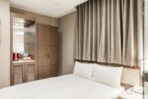 Postel nebo postele na pokoji v ubytování Maple Hotel