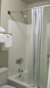 Bilik mandi di Travelodge by Wyndham Winslow