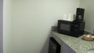 Dapur atau dapur kecil di Travelodge by Wyndham Winslow