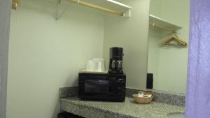 Dapur atau dapur kecil di Travelodge by Wyndham Winslow