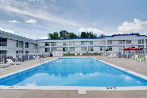 una piscina frente a un edificio en Motel 6-Clarion, PA, en Clarion