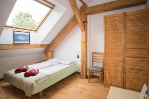 Ένα ή περισσότερα κρεβάτια σε δωμάτιο στο Gosciniec pod Wegorzem