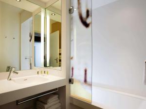 Koupelna v ubytování Mercure Avignon Centre Palais des Papes + 59 fotografií