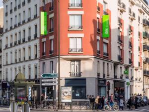 a building on a city street with people standing outside at ibis Styles Paris Boulogne Marcel Sembat in Boulogne-Billancourt