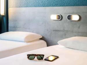 Postel nebo postele na pokoji v ubytování ibis budget Meudon Paris Ouest