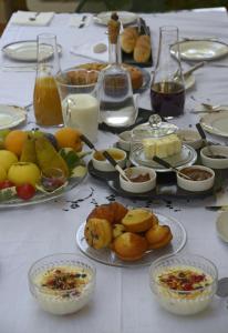 ein Tisch mit vielen Teller Essen drauf in der Unterkunft Wunderkammer b&b in Pulsano