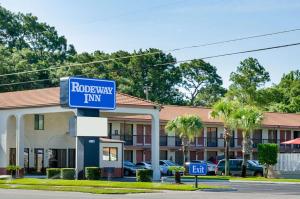 a road way inn sign in front of a hotel at Rodeway Inn Panama City in Panama City