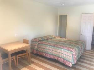 Tempat tidur dalam kamar di All 8 Motel