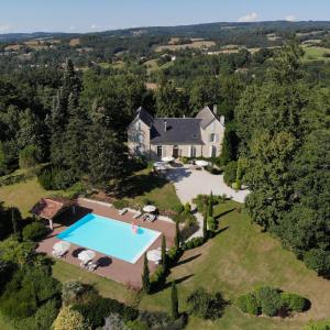an aerial view of an estate with a swimming pool at Domaine Le Castelet in Castres