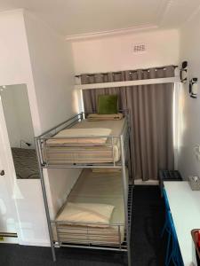 Zimmer mit Etagenbett in einem Zimmer in der Unterkunft Taree Lodge Motel in Taree