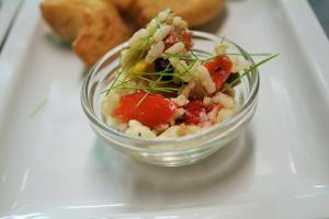 einen Salat in einer Glasschüssel auf einem Teller in der Unterkunft Albergo Ristorante 'l Bunet in Cortemilia