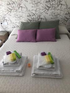 Una cama con tres almohadas encima. en Vistamar Beach Luxury - 1ª Línea De Playa En Torre del Mar, Piscina y Apartamiento, en Torre del Mar 49 fotos más