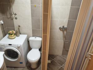 y baño con aseo y lavadora. en Apartment ALEKSANDAR, en Kotor
