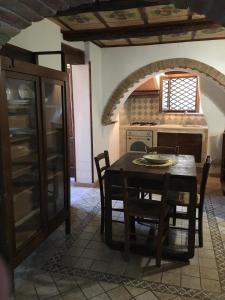 a kitchen with a table and chairs and an oven at Casa Vacanze Crocevia in Badolato