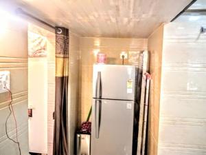 Foto Mumbais asuva majutusasutuse Cozy Furnished Apartment One Block From The Ocean galeriist