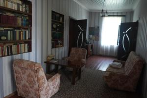uma sala de estar com duas cadeiras e uma mesa em Nodara's garden em Lagodekhi