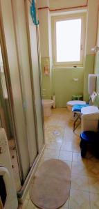 een badkamer met douche en toilet en een raam bij CozyandCalm in Florence +4 foto's