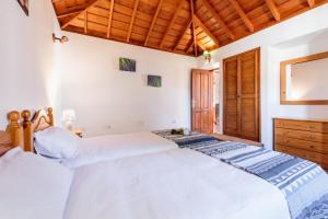2 camas num quarto com tectos em madeira em EL MIRADOR em Puntagorda