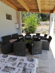 d'une terrasse avec des tables et des chaises en osier. dans l'établissement villa 12 personnes a lorgues, à Lorgues