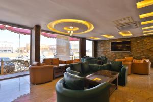 eine Lobby mit Sofas und Stühlen in einem Gebäude in der Unterkunft Esfrine Hotel Apartment in Tabuk