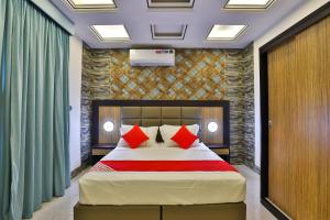 Tempat tidur dalam kamar di Esfrine Hotel Apartment