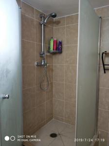 ein Bad mit einer Dusche mit einem Duschkopf in der Unterkunft Didi Guest House in Bet Scheʼan
