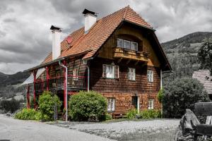 ein großes Holzhaus mit einem Gamer-Dach in der Unterkunft Haus Steinhof in Sankt Lorenzen ob Murau