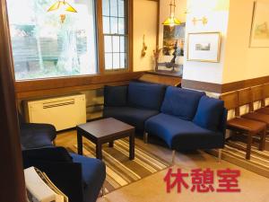 a living room with blue couches and a table at 白樺湖榮園 in Chino