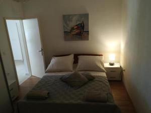 una camera da letto con un letto e un dipinto sul muro di The Piano Apartment a Zavalatica