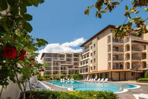 vista para um complexo de apartamentos com piscina em Apartment Tourist Complex Rose Village em Sunny Beach