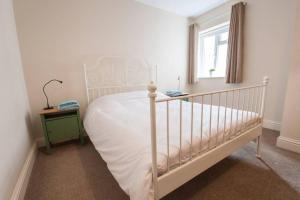 The Broadmead Forest - Spacious City Centre 3BDR Apartmentにあるベッド