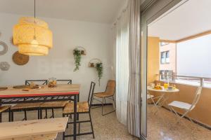 cocina y comedor con mesa y sillas en Cozy apartment in Salinetas Beach. en Salinetas