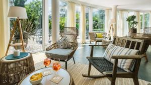 - un salon avec des chaises et une table dans l'établissement Hotel Villa Laurus, à Merano