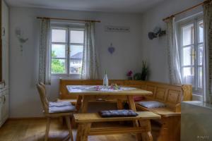 eine Küche mit einem Tisch und Stühlen sowie einem Fenster in der Unterkunft Haus Steinhof in Sankt Lorenzen ob Murau
