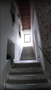 una scala in un edificio con scale e finestra di Al Bagolaro a Crocetta del Montello