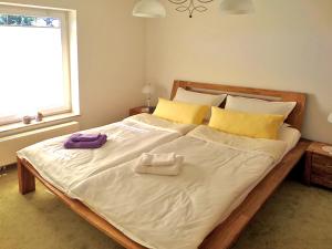 una camera da letto con un grande letto con due asciugamani di Ferienwohnung am Strelasund a Devin