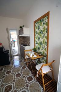 salon ze stołem i kuchnią w obiekcie La Finestra sui Faraglioni w mieście Capri