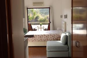 1 dormitorio con cama y vistas a un balcón en Ericeira Sea&Sun Apartment 2, en Ericeira