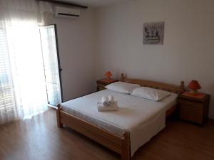 una camera da letto con un letto e due asciugamani di Apartments Dalmacija a Podstrana