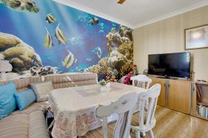 TV a/nebo společenská místnost v ubytování Coral Inn Boutique Resort