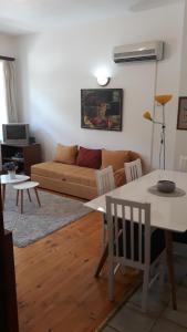 una sala de estar con un sofá y una mesa en Holiday Home Sarin Most, en Stolac