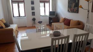 Holiday Home Sarin Most في Stolac: غرفة معيشة مع طاولة بيضاء وأريكة