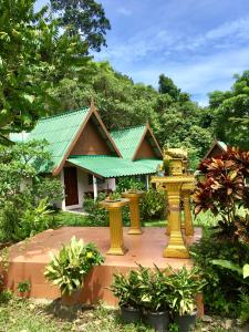 ein kleines Haus mit grünem Dach in der Unterkunft TP Hut Bungalows in Ko Chang